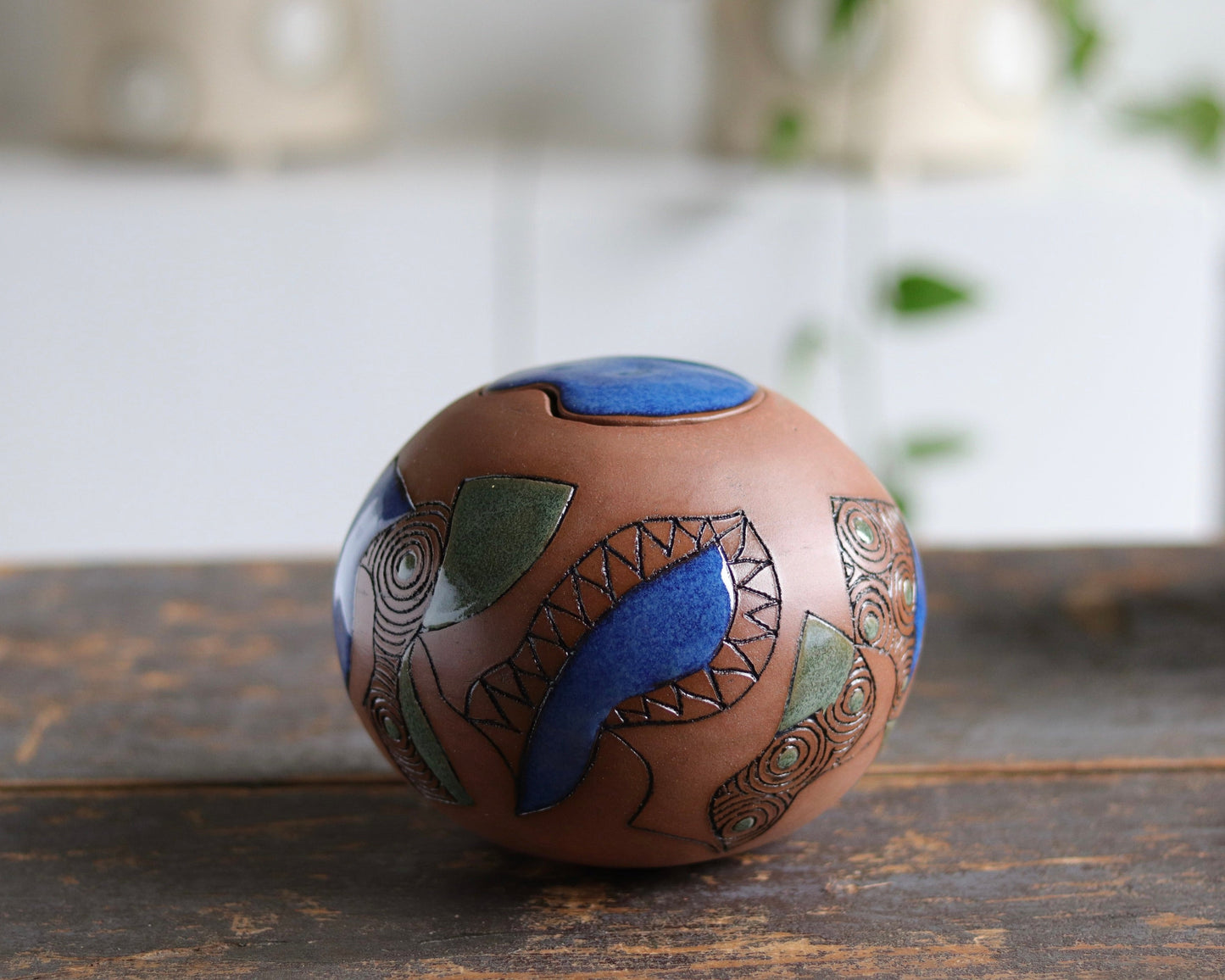 Urn - Abstract Design w Glazed Lid